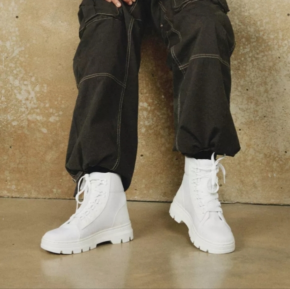 NEARLY NEW Dr. Marten's boots in white, size 7 (men's), 8.5/9 (women's). - Picture 3 of 13